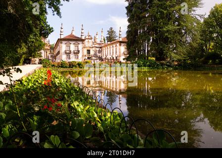 Casa de Mateus Vila Real Portugal EU glorioso esempio di architettura barocca del XVIII secolo con meravigliosi giardini formali raffigurati sul vino rosa Mateus Foto Stock