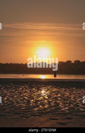 Baie de Locquirec. Foto scattata da le Petit Bain a Locquirec, settembre 2023. Il tramonto mentre la marea sale lentamente attraverso la baia. Foto Stock