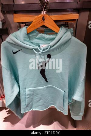 Il negozio di punta dell'NBA sulla quinta Avenue offre una gamma completa di abbigliamento WNBA, 2023, New York City, USA Foto Stock