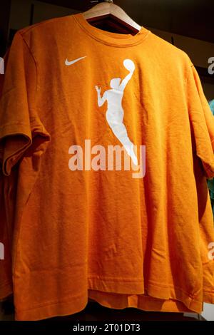 Il negozio di punta dell'NBA sulla quinta Avenue offre una gamma completa di abbigliamento WNBA, 2023, New York City, USA Foto Stock