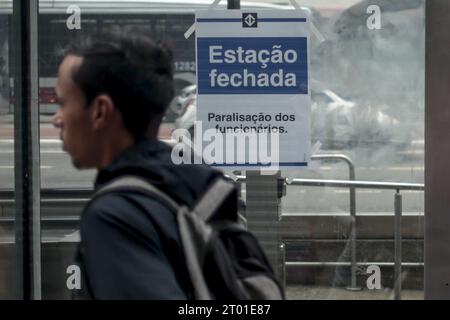 SP - SAN PAOLO - 03/10/2023 - SAN PAOLO, GREVE, METRO, CPTM, SABESP - avviso di sciopero fissato alle stazioni sulla linea verde 2 della metropolitana seguendo Avenida Paulista questo martedì (03), il giorno dello sciopero dipendenti della metropolitana di San Paolo, CPTM (Companhia de Trens Metropolitanos) e Sabesp (Companhia de Saneamento Basico do Estado de Sao Paulo). Le categorie chiedono la cancellazione del processo di privatizzazione e esternalizzazione da parte del governo dello Stato di San Paolo che coinvolge le tre società pubbliche. Foto: Suamy Beydoun/AGIF Foto Stock