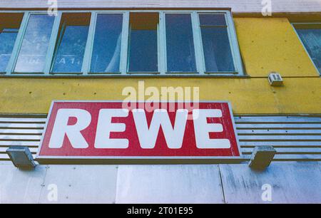 Logo REWE Supermarket sopra l'ingresso a Skalitzer Strasse. Berlino, Germania. Immagine ripresa su pellicola analogica Kodak. Foto Stock