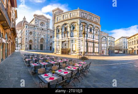 Caffè sotto il Duomo sulla piazza di Firenze, punto di riferimento storico della regione Toscana d'Italia Foto Stock