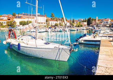 Città di Malinska porto e vista sul lungomare, isola di Krk in Croazia Foto Stock