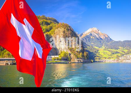 Lago di Lucerna e lungomare della città con vista sul monte Pilatus, famosa destinazione in Svizzera Foto Stock