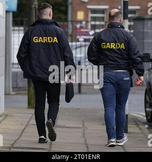 Agenti del Garda fuori dal tribunale distrettuale di Mallow in Co Cork. I membri dell'Associazione dei rappresentanti del Garda (GRA) hanno minacciato di ritirare il loro lavoro se la controversia tra il Commissario del Garda Drew Harris e le organizzazioni rappresentative non viene risolta. Data immagine: Martedì 3 ottobre 2023. Foto Stock