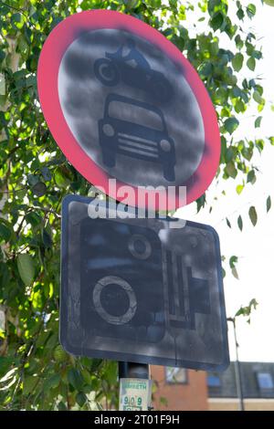 Londra, Regno Unito. 3 ottobre 2023. Su Lyham Road a Lambeth un cartello stradale è stato vandalizzato con vernice spray nera. Il cartello blocca la strada B come un passaggio da una strada vicina A, anche se non è un quartiere completamente a traffico ridotto (LTN) poiché le altre strade laterali rimangono aperte al traffico. Ciononostante, vi è opposizione locale e la negazione dei segnali rappresenta l'ostilità dei conducenti di automobili a limitare il loro movimento. Crediti: Anna Watson/Alamy Live News Foto Stock