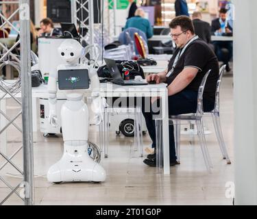 Pepper il robot per l'ospitalità del robot Lab al concorso Milton keynes Smart City Robotics 2023. Foto Stock