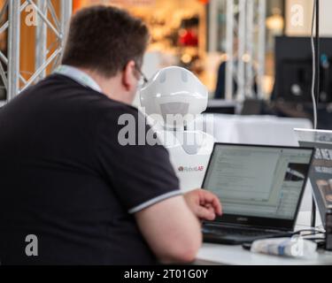 Pepper il robot per l'ospitalità del robot Lab al concorso Milton keynes Smart City Robotics 2023. Foto Stock