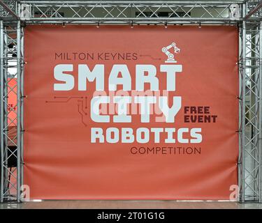 Concorso Milton keynes Smart City Robotics 2023. I robot competono in diverse attività, come aprire una porta, raccogliere merci e servire caffè Foto Stock