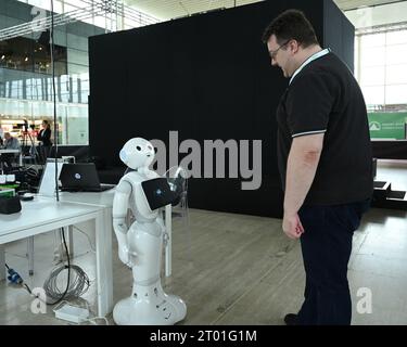 Pepper il robot per l'ospitalità del robot Lab al concorso Milton keynes Smart City Robotics 2023. Foto Stock