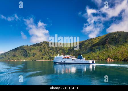 Picton, nuova Zelanda - 24 gennaio 2010: Traghetto Interislander MV Kaitaki che attraversa il Queen Charlotte Sound sulla rotta da Picton a Wellington Foto Stock