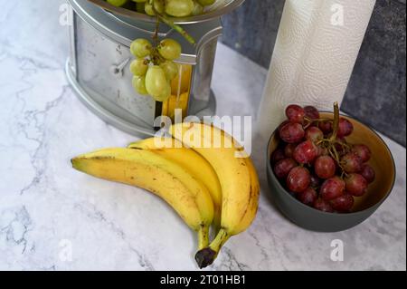 Vari tipi di frutta su un ripiano della cucina e su una bilancia da cucina. Foto Stock