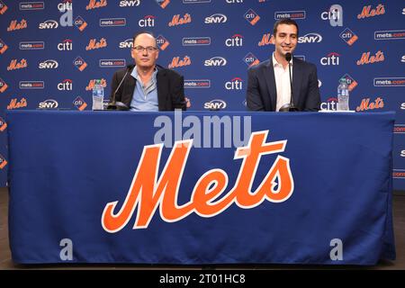 Il proprietario dei New York Mets Steve Cohen presenta ai media il nuovo presidente delle operazioni di baseball, David Stearns, in una conferenza stampa al Citi Field di Corona, New York, lunedì 2 ottobre 2023. (Foto: Gordon Donovan) Foto Stock