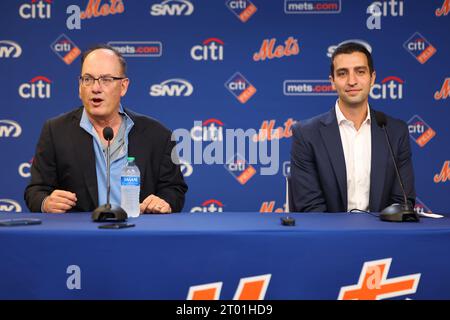 Il proprietario dei New York Mets Steve Cohen presenta ai media il nuovo presidente dei Mets, David Stearns, durante una conferenza stampa al Citi Field di Corona, New York, lunedì 2 ottobre 2023. (Foto: Gordon Donovan) Foto Stock