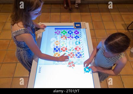 Attività con schermo per bambini/bambini nell'ingresso interno della reception dell'edificio della galleria Musee Matisse a Nizza, Francia. L'immagine interattiva del puzzle è Fleurs et Fruits. (135) Foto Stock