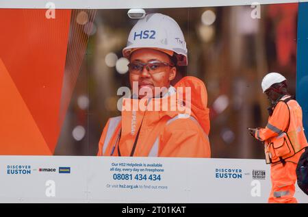 Londra, Inghilterra, Regno Unito. 3 ottobre 2023. Un lavoratore passa davanti al cantiere HS2 alla stazione di Euston, come i rapporti suggeriscono che parte della linea ferroviaria High Speed 2, tra Birmingham e Manchester, potrebbe essere tagliata a causa dei costi vertiginosi. Il progetto multimiliardario di sterline è stato afflitto da problemi e ritardi. (Immagine di credito: © Vuk Valcic/ZUMA Press Wire) SOLO USO EDITORIALE! Non per USO commerciale! Crediti: ZUMA Press, Inc./Alamy Live News Foto Stock