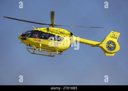 Zagabria, Croazia. 3 ottobre 2023. Volo di prova dell'elicottero medico durante la presentazione del progetto Emergency Helicopter Medical Service presso l'eliporto dell'ospedale clinico di Dubrava, a Zagabria, Croazia, il 3 ottobre 2023. Foto: Jurica Galoic/PIXSELL credito: Pixsell/Alamy Live News Foto Stock