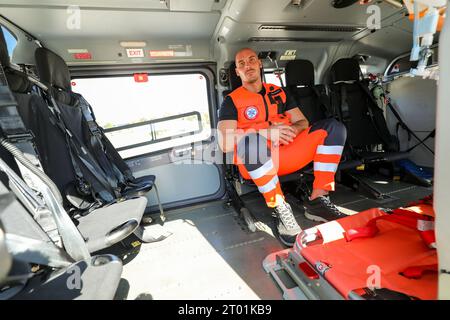 Zagabria, Croazia. 3 ottobre 2023. Posa personale medica per una foto all'interno dell'elicottero medico durante la presentazione del progetto Emergency Helicopter Medical Service presso l'eliporto dell'ospedale clinico di Dubrava, a Zagabria, Croazia, il 3 ottobre 2023. Foto: Jurica Galoic/PIXSELL credito: Pixsell/Alamy Live News Foto Stock