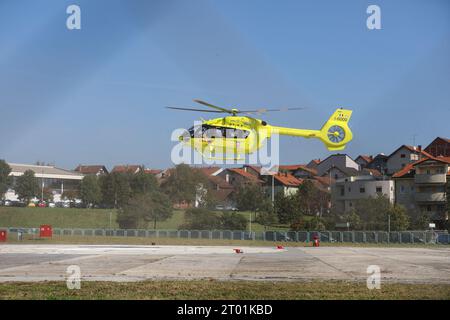 Zagabria, Croazia. 3 ottobre 2023. Volo di prova dell'elicottero medico durante la presentazione del progetto Emergency Helicopter Medical Service presso l'eliporto dell'ospedale clinico di Dubrava, a Zagabria, Croazia, il 3 ottobre 2023. Foto: Jurica Galoic/PIXSELL credito: Pixsell/Alamy Live News Foto Stock