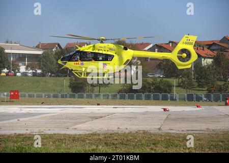 Zagabria, Croazia. 3 ottobre 2023. Volo di prova dell'elicottero medico durante la presentazione del progetto Emergency Helicopter Medical Service presso l'eliporto dell'ospedale clinico di Dubrava, a Zagabria, Croazia, il 3 ottobre 2023. Foto: Jurica Galoic/PIXSELL credito: Pixsell/Alamy Live News Foto Stock