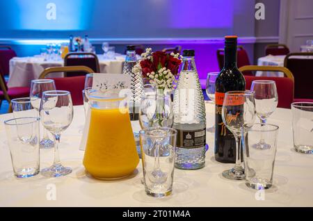 Bevande e bicchieri al centro di un tavolo per una festa in hotel Foto Stock