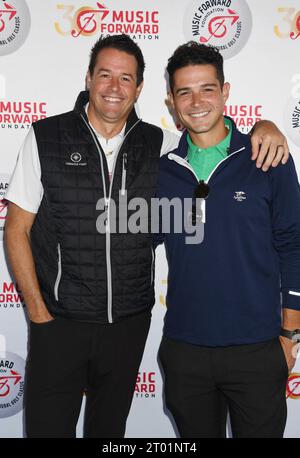 TARZANA, CALIFORNIA - 02 OTTOBRE: (L-R) Bret Adams e Wells Adams frequentano il Music Forward Foundation Golf Classic all'El Caballero Country Club di oC Foto Stock