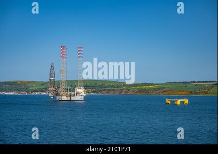 Nave industriale turbina eolica offshore in mare vicino alla piattaforma gialla, Invergordon, Scozia Foto Stock