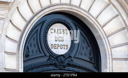 Cartello all'ingresso della sede della Caisse des Dépôts et Consignations (CDC), un'istituzione finanziaria pubblica francese creata nel 1816 Foto Stock