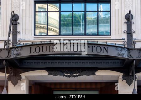 Cartello all'ingresso del quartier generale di Louis Vuitton. Louis Vuitton è una casa di moda francese di lusso Foto Stock