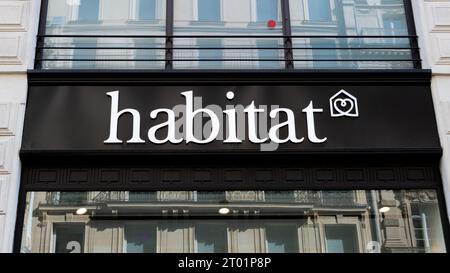 Firma e logo di un negozio Habitat. Habitat è una catena di negozi di origine britannica specializzata in mobili contemporanei e accessori decorativi Foto Stock