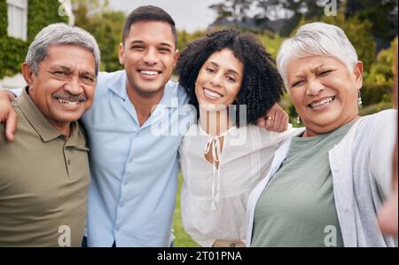 Famiglia felice, bambini e genitori con selfie in giardino per amore, abbraccio e felicità a casa o a casa. Foto del profilo, uomini e donne all'aperto dentro Foto Stock