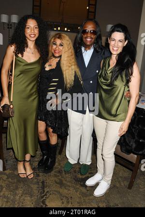 TARZANA, CALIFORNIA - 02 OTTOBRE: (L-R) Reina Macias, Verdine White, Shelly Clark e Nurit Siegel Smith partecipano al Music Forward Foundation Golf Clas Foto Stock