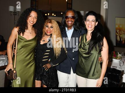 TARZANA, CALIFORNIA - 02 OTTOBRE: (L-R) Reina Macias, Verdine White, Shelly Clark e Nurit Siegel Smith partecipano al Music Forward Foundation Golf Clas Foto Stock