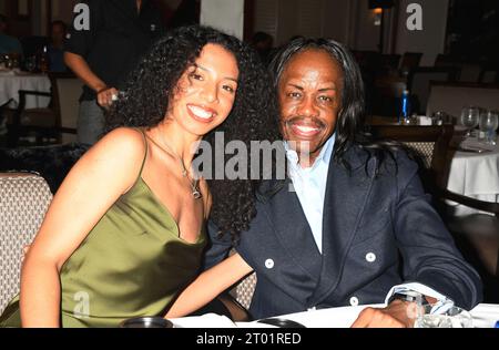 TARZANA, CALIFORNIA - 02 OTTOBRE: (L-R) Reina Macias e Verdine White frequentano il Music Forward Foundation Golf Classic all'El Caballero Country Club Foto Stock