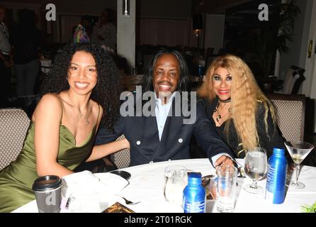 TARZANA, CALIFORNIA - 02 OTTOBRE: (L-R) Reina Macias, Verdine White e Shelly Clark partecipano al Music Forward Foundation Golf Classic a El Caballero Foto Stock