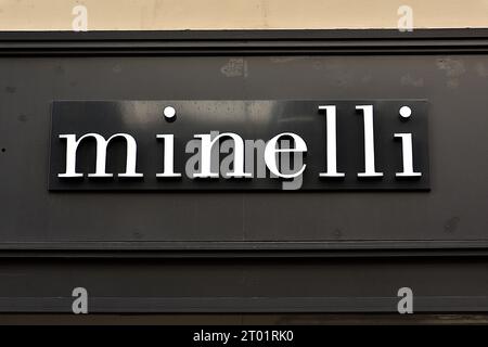 Marsiglia, Francia. 1 ottobre 2023. Veduta dell'insegna Minelli del negozio in rue Vacon a Marsiglia. Il tribunale commerciale di Marsiglia ha posto il marchio Minelli in amministrazione controllata il 28 settembre 2023, al fine di preparare la vendita a un nuovo azionista per garantire la continuità dell’attività. Il marchio di calzature impiega 500 dipendenti e dispone di 120 negozi. (Immagine di credito: © Gerard bottino/SOPA Images via ZUMA Press Wire) SOLO USO EDITORIALE! Non per USO commerciale! Foto Stock