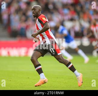 Londra, Regno Unito. 23 settembre 2023 - Brentford contro Everton - Premier League - Gtech Community Stadium. Yoane Wissa di Brentford durante il match contro Everton. Credito immagine: Mark Pain / Alamy Live News Foto Stock