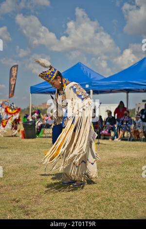 Inaugurazione del First Americans Museum, i primi americani che ballano su Native Land nel Festival Plaza di fronte alla Hall of the People Foto Stock