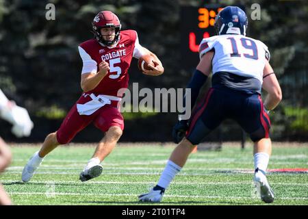 16 settembre 2023: Il quarterback dei Colgate Raiders Michael Brescia (5) corre con la palla mentre l'defensive lineman dei Pennsylvania Quakers Jack Plank (19) difende durante il primo tempo di sabato 16 settembre 2023 all'Andy Kerr Stadium di Hamilton, New York. La Pennsylvania ha vinto 20-6. Rich Barnes/CSM Foto Stock