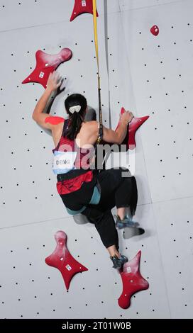 Shaoxing, provincia cinese di Zhejiang. 3 ottobre 2023. La cinese Deng Lijuan gareggia durante il Women's Speed Match of Sports Climbing ai diciannovesimi Giochi asiatici di Shaoxing, nella provincia cinese orientale dello Zhejiang, 3 ottobre 2023. Crediti: Weng Xinyang/Xinhua/Alamy Live News Foto Stock