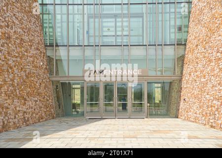 Vista del First Americans Museum dalla strada d'ingresso con Hall of the People Foto Stock