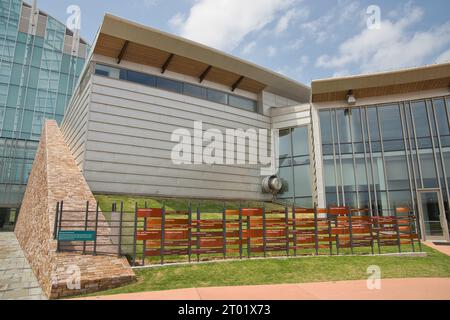 Vista del First Americans Museum dalla strada d'ingresso con Hall of the People Foto Stock