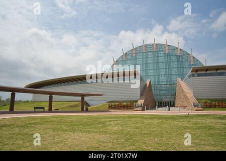 Vista del First Americans Museum dalla strada d'ingresso con Hall of the People Foto Stock