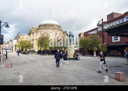 Kilmarnock, Regno Unito. 3 ottobre 2023. Rishi Sunak ha annunciato 1,1 miliardi di sterline di finanziamenti extra da distribuire tra 55 città "trascurate", tra cui Kilmarnock nell'Ayrshire orientale, in Scozia, per affrontare i problemi della rigenerazione delle High Streets e migliorare le comunità. Il fondo ammonterà a 2 milioni di sterline all'anno per 10 anni e sarà versato direttamente a ciascuna autorità locale competente. Crediti: Findlay/Alamy Live News Foto Stock