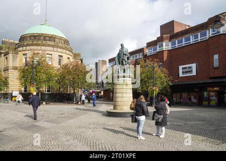 Kilmarnock, Regno Unito. 3 ottobre 2023. Rishi Sunak ha annunciato 1,1 miliardi di sterline di finanziamenti extra da distribuire tra 55 città "trascurate", tra cui Kilmarnock nell'Ayrshire orientale, in Scozia, per affrontare i problemi della rigenerazione delle High Streets e migliorare le comunità. Il fondo ammonterà a 2 milioni di sterline all'anno per 10 anni e sarà versato direttamente a ciascuna autorità locale competente. Crediti: Findlay/Alamy Live News Foto Stock