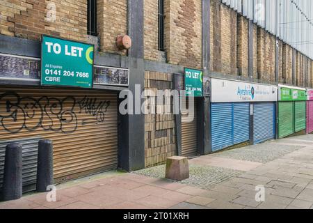 Kilmarnock, Regno Unito. 3 ottobre 2023. Rishi Sunak ha annunciato 1,1 miliardi di sterline di finanziamenti extra da distribuire tra 55 città "trascurate", tra cui Kilmarnock nell'Ayrshire orientale, in Scozia, per affrontare i problemi della rigenerazione delle High Streets e migliorare le comunità. Il fondo ammonterà a 2 milioni di sterline all'anno per 10 anni e sarà versato direttamente a ciascuna autorità locale competente. Crediti: Findlay/Alamy Live News Foto Stock