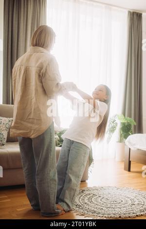 Mamma e sua figlia bambina ballano. Vacanza in famiglia e insieme. Foto Stock