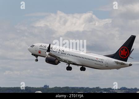 Air Canada, Boeing 737 Max 8 decolla all'aeroporto internazionale Montréal-Pierre Elliott Trudeau. Dorval, Quebec, Canada Foto Stock