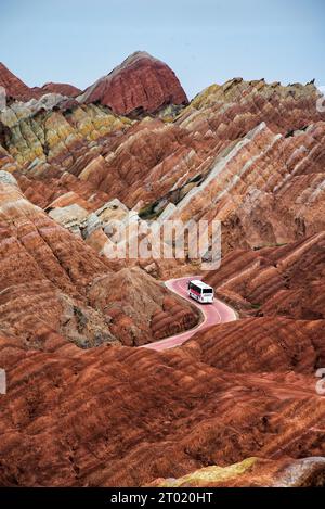 Un'immagine verticale delle colorate forme di terra Danxia nella città di Zhangye, provincia di Gansu Foto Stock